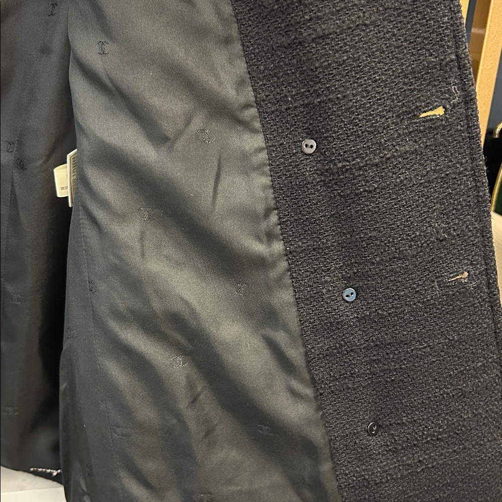 Chanel Boutique Vintage 1998 Black Cropped Wool Bouclé Jacket | CC Buttons FR 40 - Picture 6 of 9
